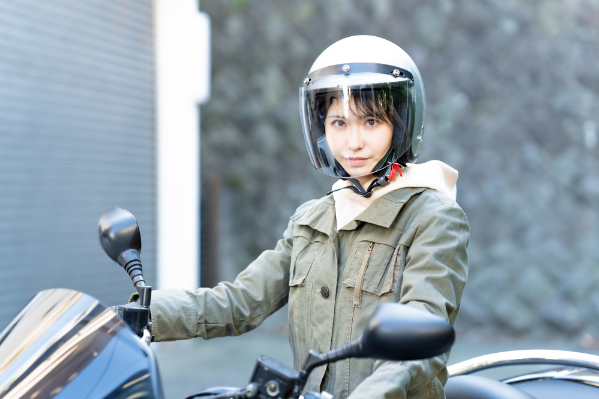 バイク運転女性の服装選び